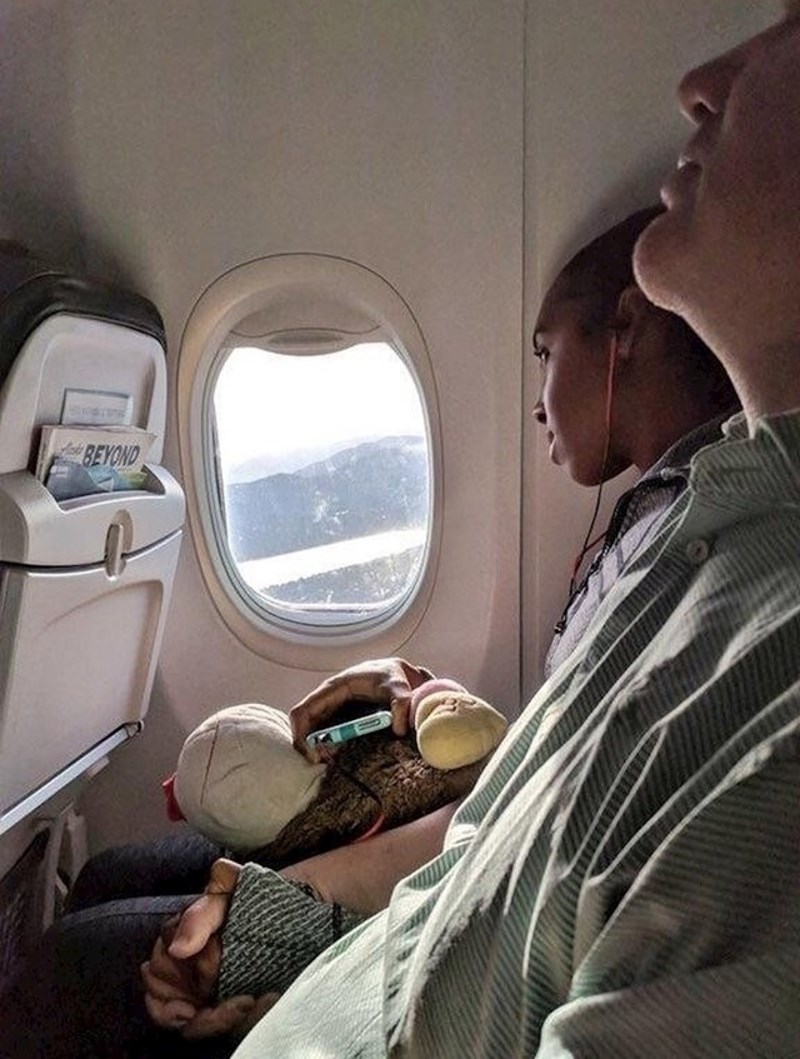 "Ova lijepa djevojka se uplašila prilikom polijetanja aviona pa je pitala stranca smije li ga držati za ruku. Odgovorio joj je 'Naravno! Bit će sve ok!' i pitao je pitanja o njenoj obitelji kako bi razmišljala o nečemu drugom."