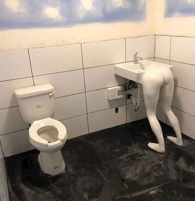 1. "Osim prečudnog umivaonika, u ovom wc-u nema ni ogledalo..."