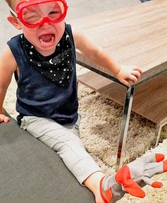 "Rasplakao se jer nije mogao skinuti rukavicu s noge, koju je sam stavio na nogu..."