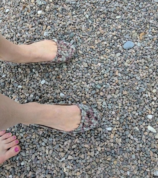 Cipele na kamenčićima.