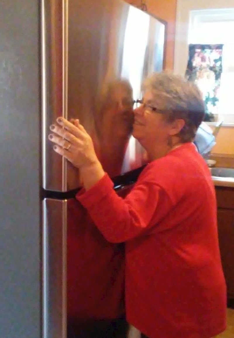 1. "Ovo je bila reakcija moje mame nakon što sam im kupila hladnjak. Drago mi je što konačno ja mogu kupiti nešto za njih"