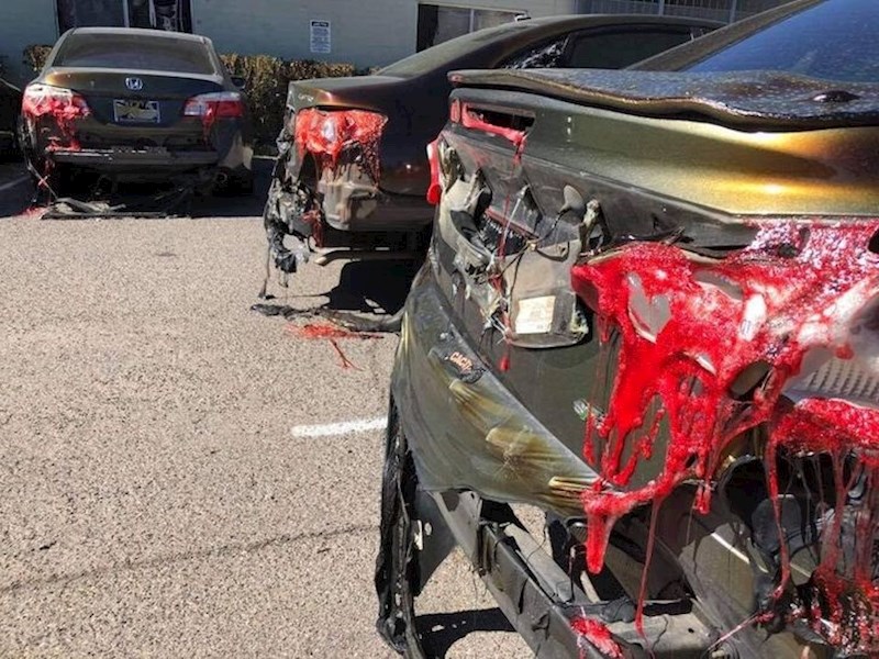 12. Zapalila se zgrada u blizini ovog parkirališta pa je na automobilima nastala šteta od topline