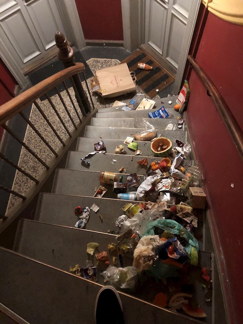 3. Išli su bacati smeće i pukla im je vreća, a onda je nastao ovaj nered