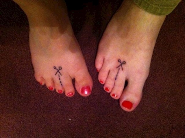 "Moja žena je saznala da i moja sestra ima spojene prste na nogama. Odlučile su to proslaviti zanimljivim tetovažama."