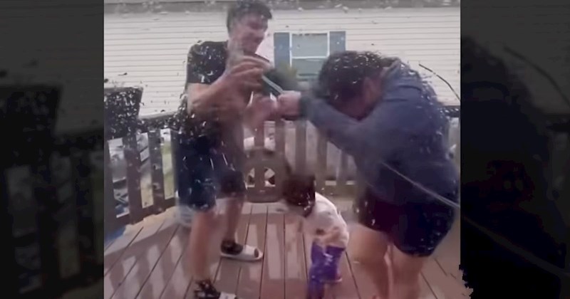 Mama i tata su se polijevali vodom, a onda je njihov sin učinio nešto neočekivano. Video je hit!