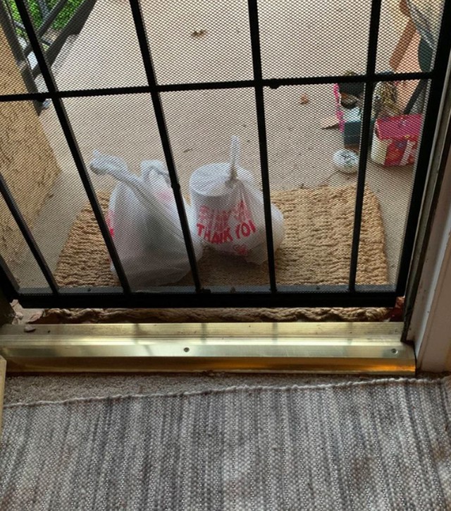 11. "Ne mogu uzeti svoju narudžbu bez da sve bacim dok otvaram vrata."