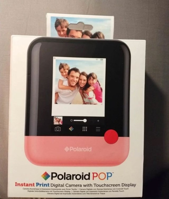 Pakiranje polaroid fotoaparata iz kojeg kao da izlazi fotografija.