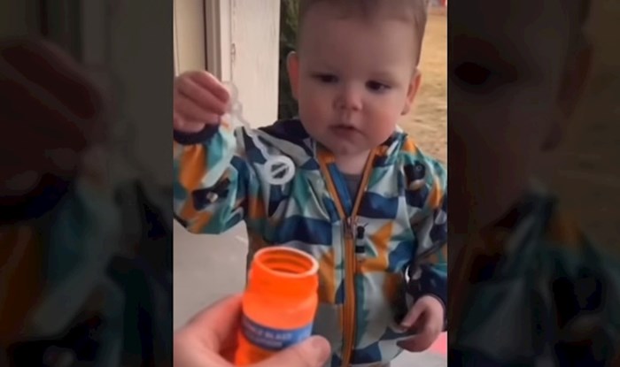 Mama snimala sina kako se igra puhalicom za mjehuriće, nećete vjerovati što je učinio na kraju videa