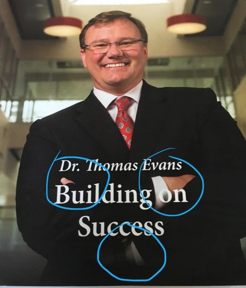 Osim što je uspješan, ovaj tip ima i tri ruke 😁