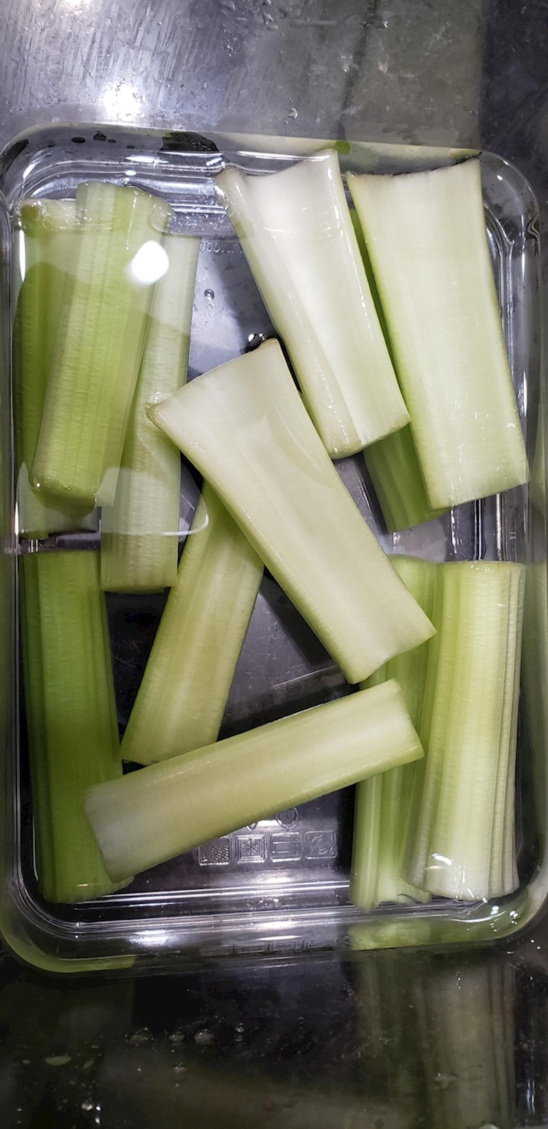 "Ako želite da vam celer dulje izdrži, narežite ga i stavite u vodu"