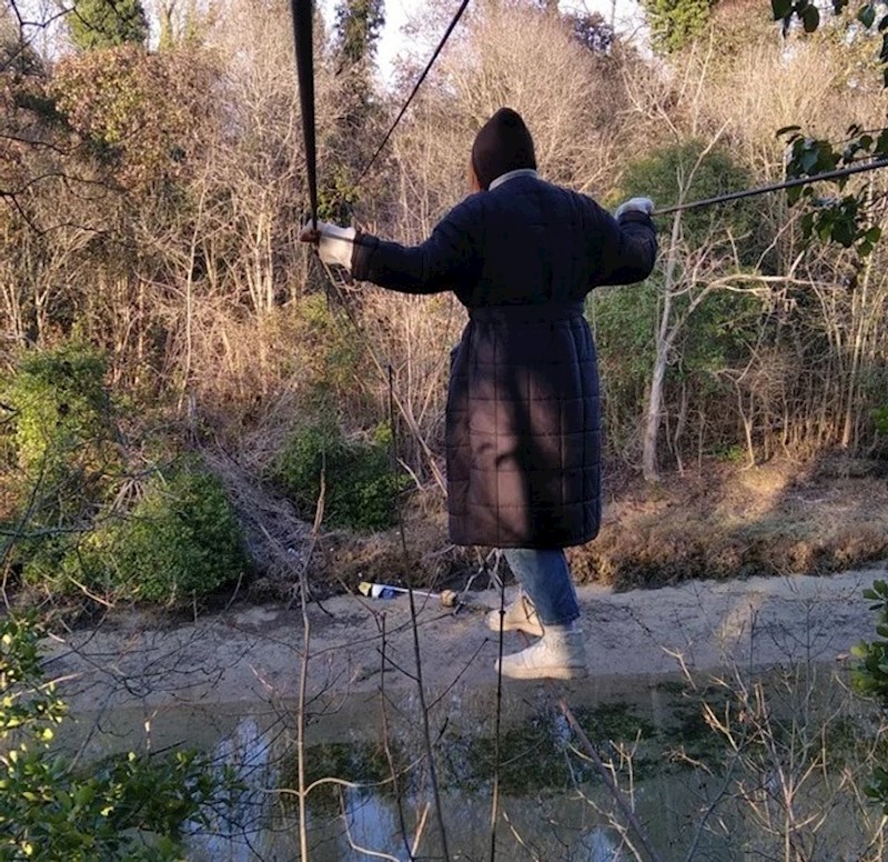 14. "Čini se kao da hoda po pijesku"