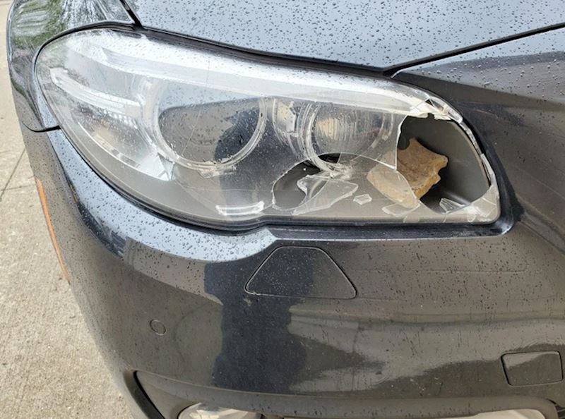 19. "Tri dana nakon što sam kupila auto mi je ova plastika uletjela u svjetlo"