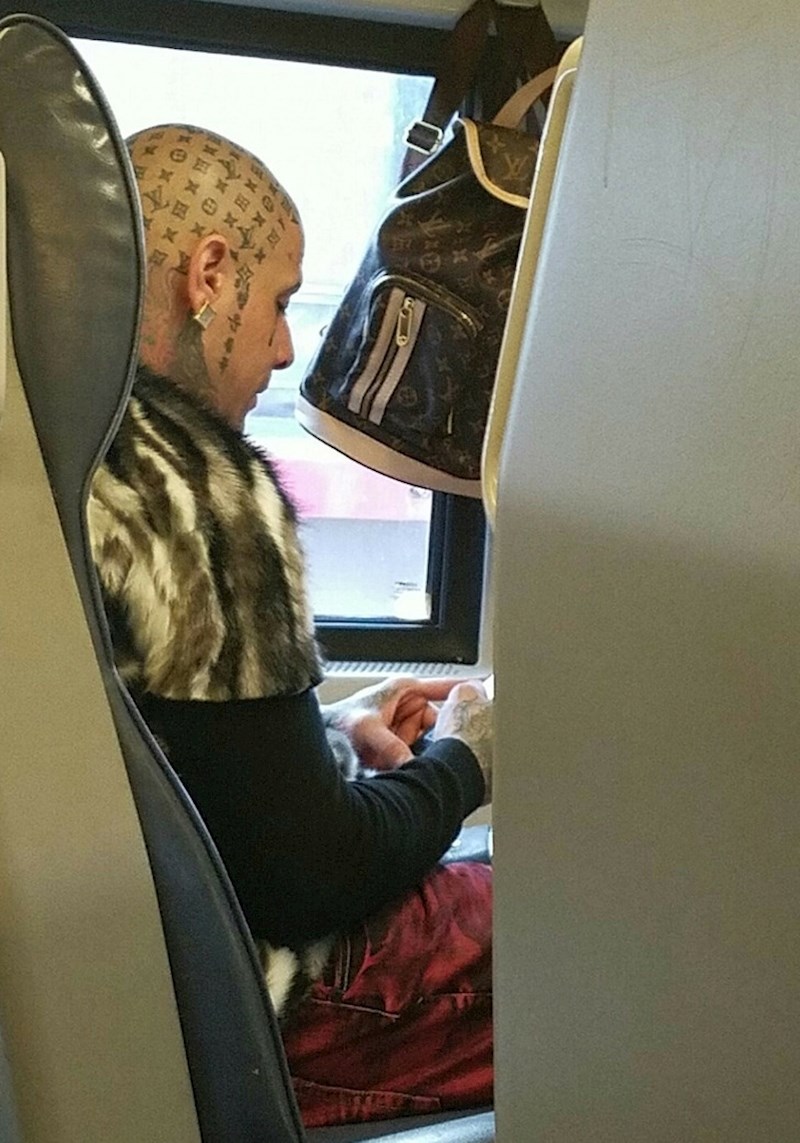 1. Ono kad toliko voliš neku modnu marku pa odlučiš da je dobra ideja napraviti tetovažu...