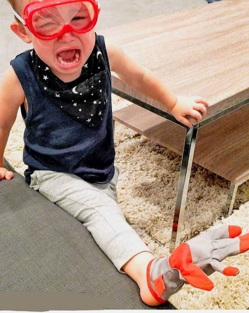 5. "Vidno se uzrujao zato što nije mogao navući rukavicu na stopalo"