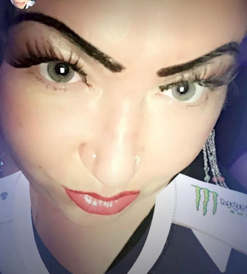 5. "Ne znam mrzim li više svoje obrve ili trepavice. Izgledam kao neki zlikovac iz crtića"