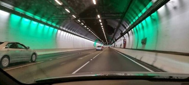 7. Zelene svjetlosne oznake u tunelu koje se pojavljuju cijelim putem i pokazuju pridržavate li se propisane brzine kretanja. Ako se vozači voze brže od dozvoljenog, svjetlosne oznake će biti crvene