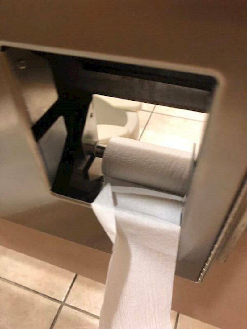 10. Evo načina kako uštedjeti potrošnju wc papira - dvoje ljudi dijeli jednu rolu