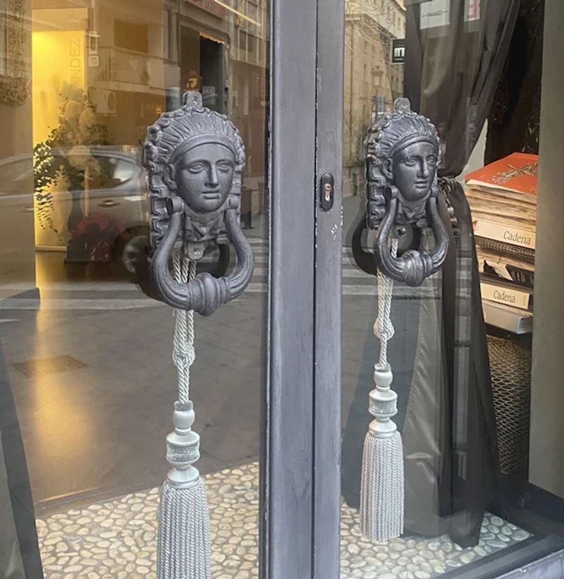 2. Ovo baš ne izgleda kao najbolje rješenje, jedino ako je stavljeno u čisto dekorativne svrhe