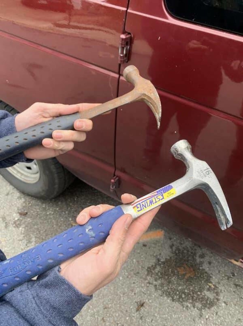 "Čekić star 10 godina i novi čekić."