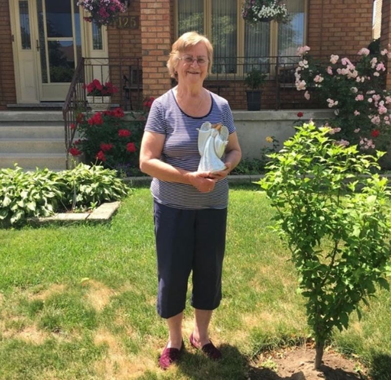 "Neki stranac je ostavio ovog anđela ispred kuće moje bake. Dugo je nisam vidjela ovako sretnu."