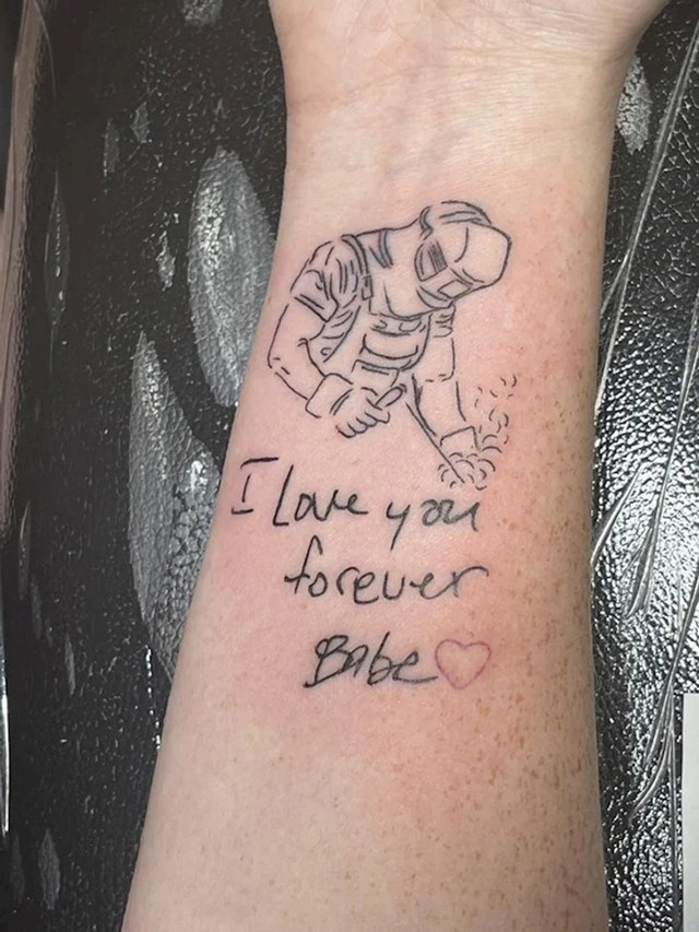 "Moj partner s kojim sam bila 10 godina je iznenada preminuo. Odlučila sam tetovirati njegov lik u radnom odijelu, ali i posljednju poruku koju mi je ostavio"