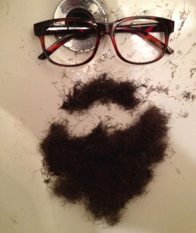"Ovako mi moj dečko daje do znanja da je obrijao bradu. Misli da je jako zabavan kad sve ovako ostavi"