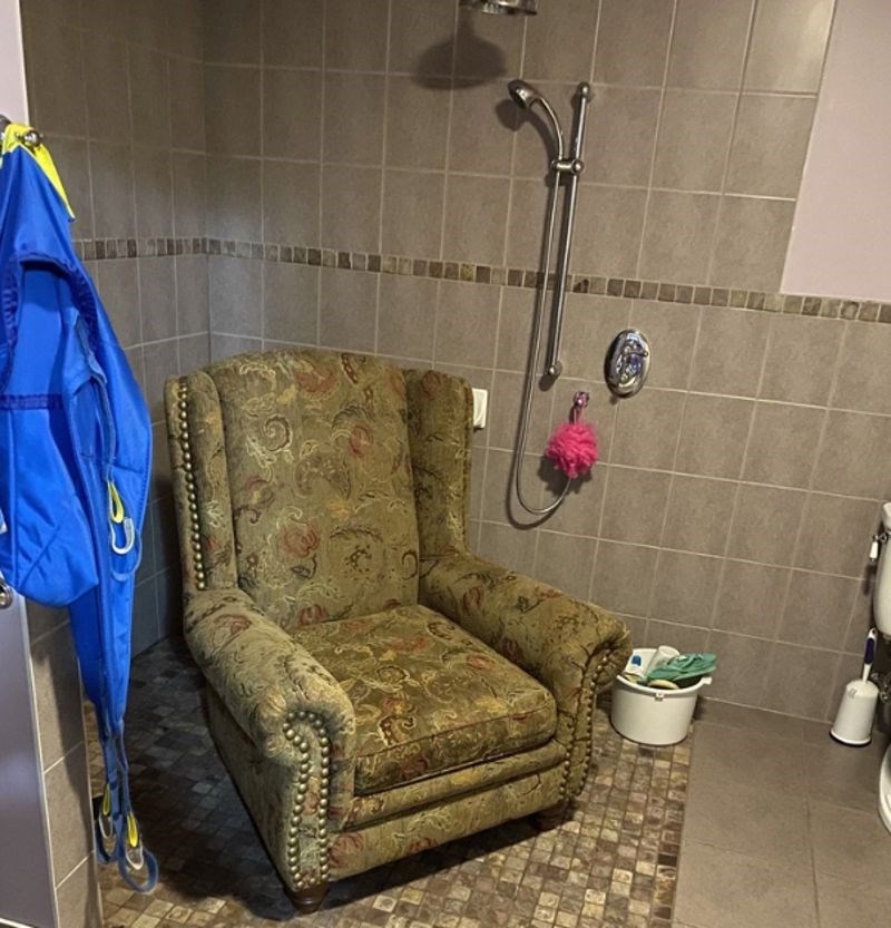 7. Nismo stručnjaci, ali fotelji nije mjesto u kupaonici, ili?