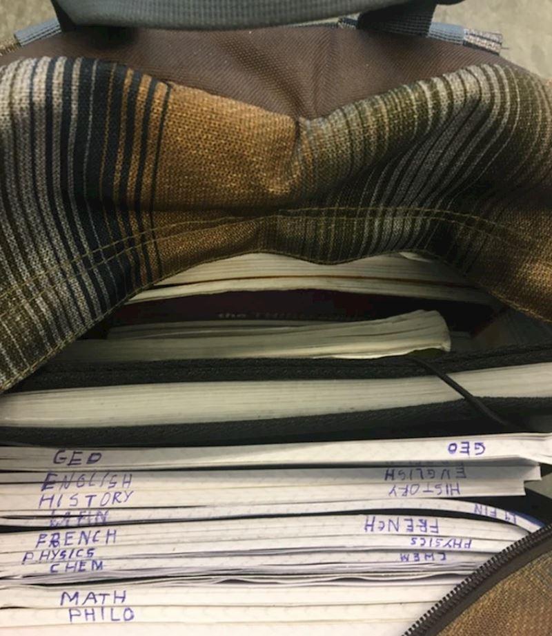 11. Fora ideja za učenike i studente: Na listove napišite predmet kako se ne bi mučili s traženjem bilježnica po torbi