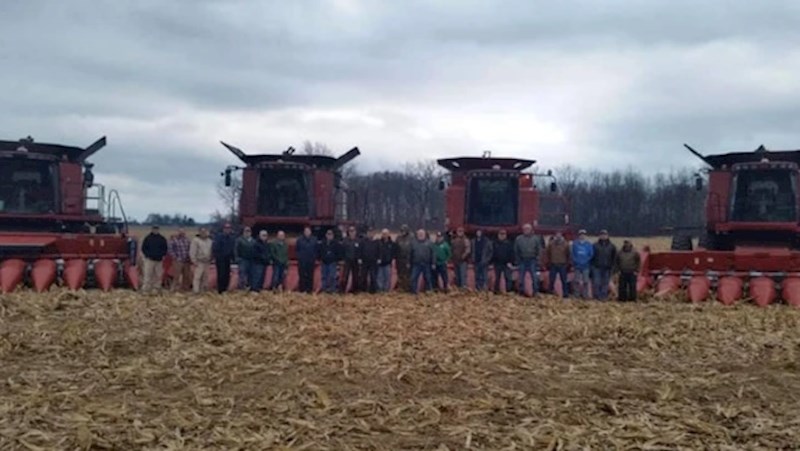 2. Farmer je preminuo prije nego je stigao obraditi polja pa su se svi njegovi susjedi okupili i pomogli obitelji s poslom.