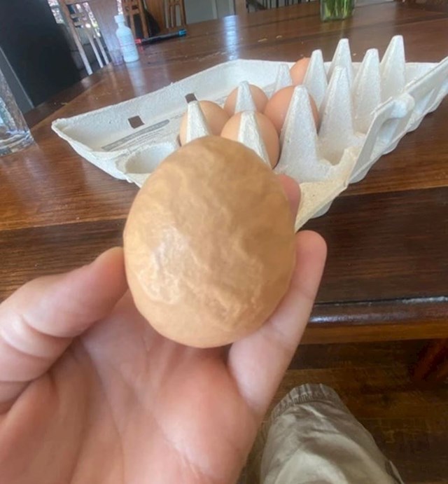 5. "Kupio sam jaja i u paketu pronašao jedno ovakvo. Iskreno, ne usudim se baš pojesti ovo."