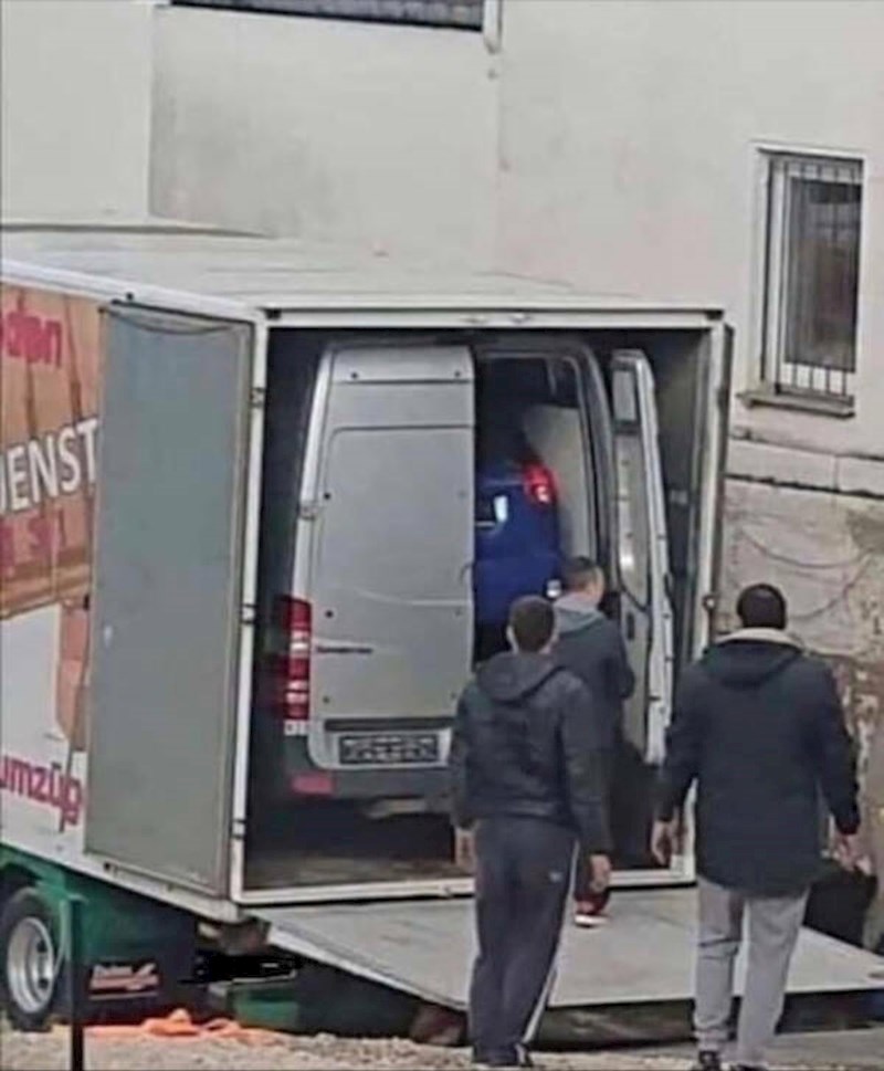 Krije li se i u plavom autu još neko vozilo?