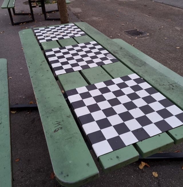 Stolovi u parkovima koji na sebi imaju šahovsku ploču
