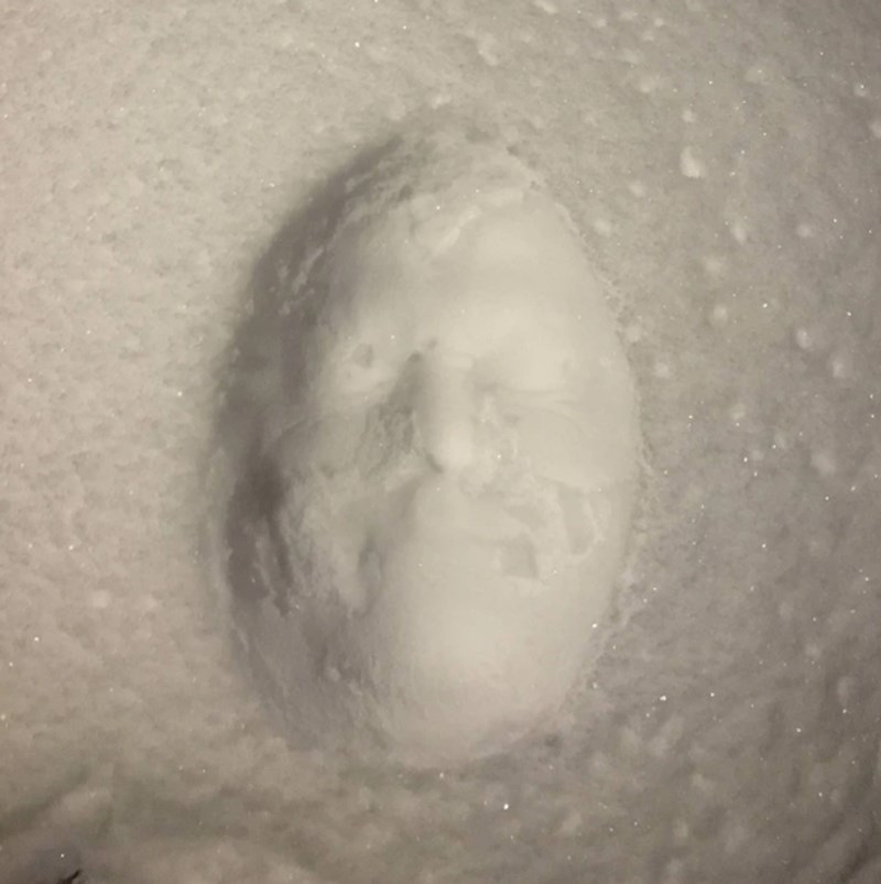 "U šetnji smo uočili ovo lice u snijegu, izgleda poprilično jezivo."