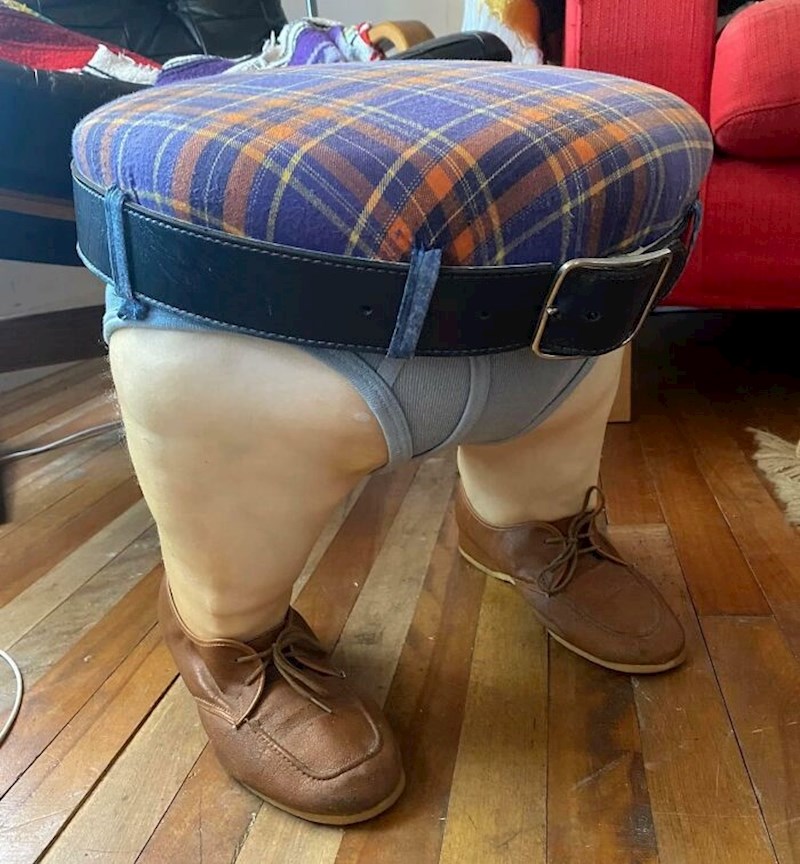 17. Ovaj stolić 😂