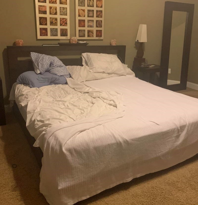 13. "Bio je ljut na mene pa je pospremio samo svoju stranu kreveta"