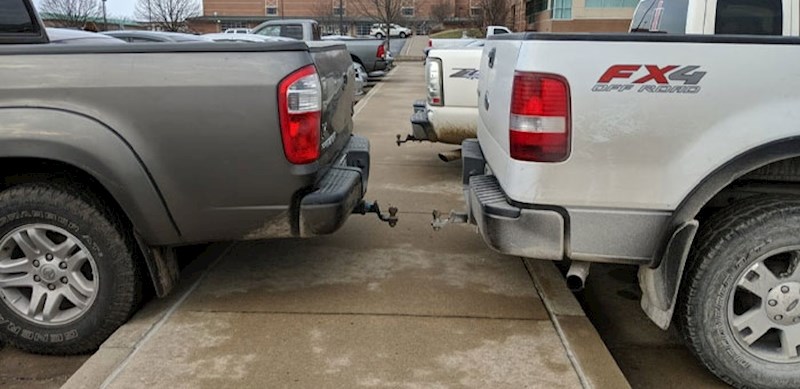 12. Ovako su parkirali i sad se ne može proći nogostupom