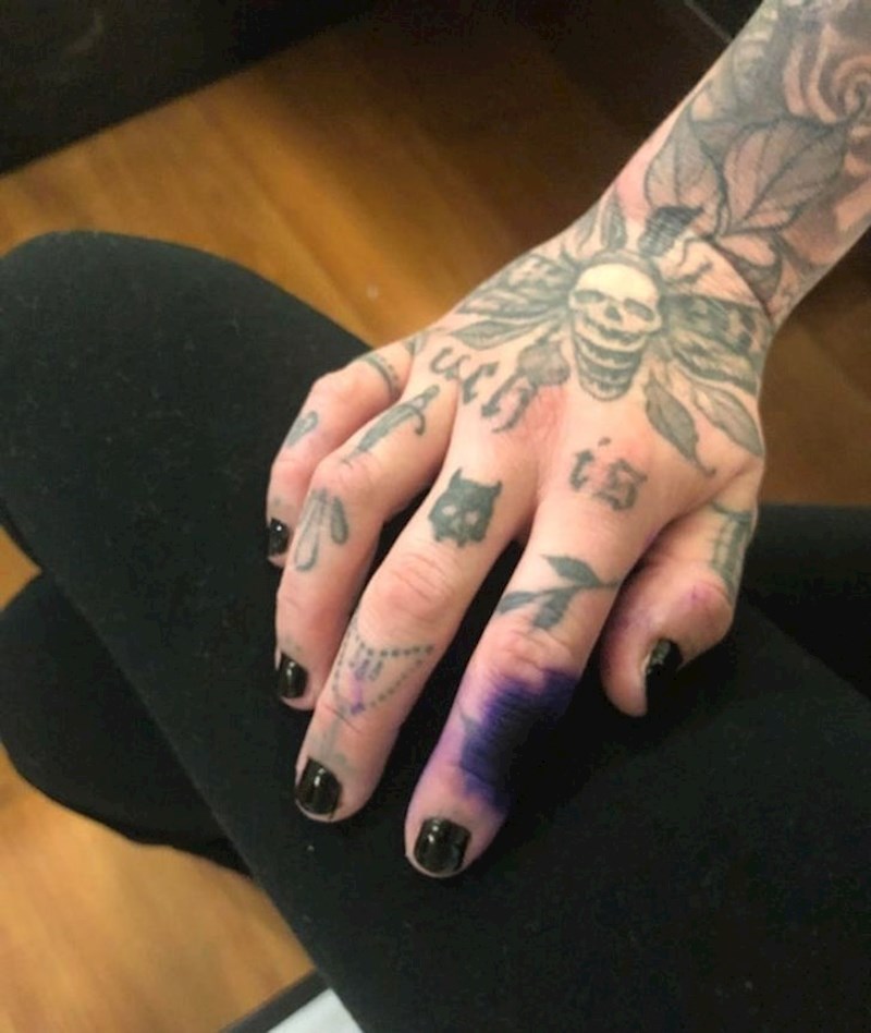 13. Bojila je kosu i nije vidjela da je rukavica pukla...