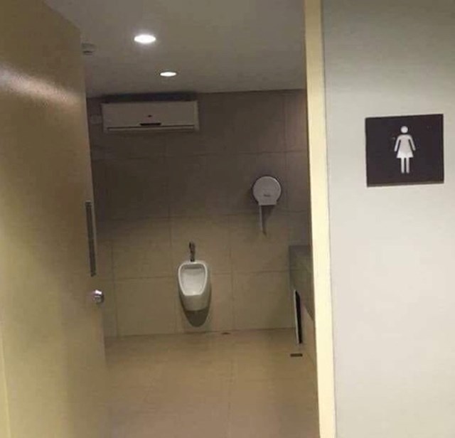 13. Netko očito ne zna kakva školjka treba biti u ženskom wc-u...