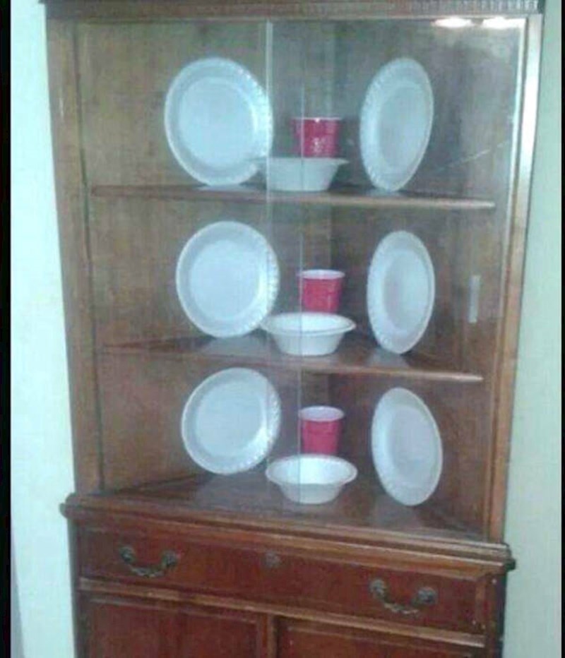 Izložili su plastične tanjure i čaše.