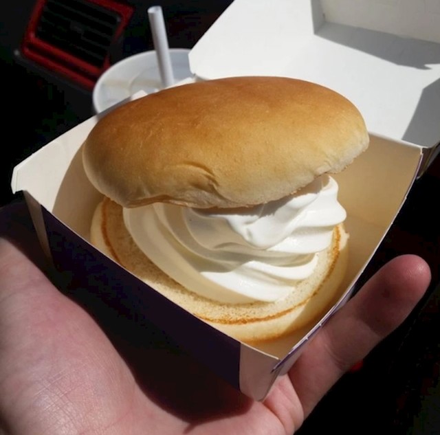 1. Umjesto umaka, u hamburger su im stavili vrhnje za šlag.