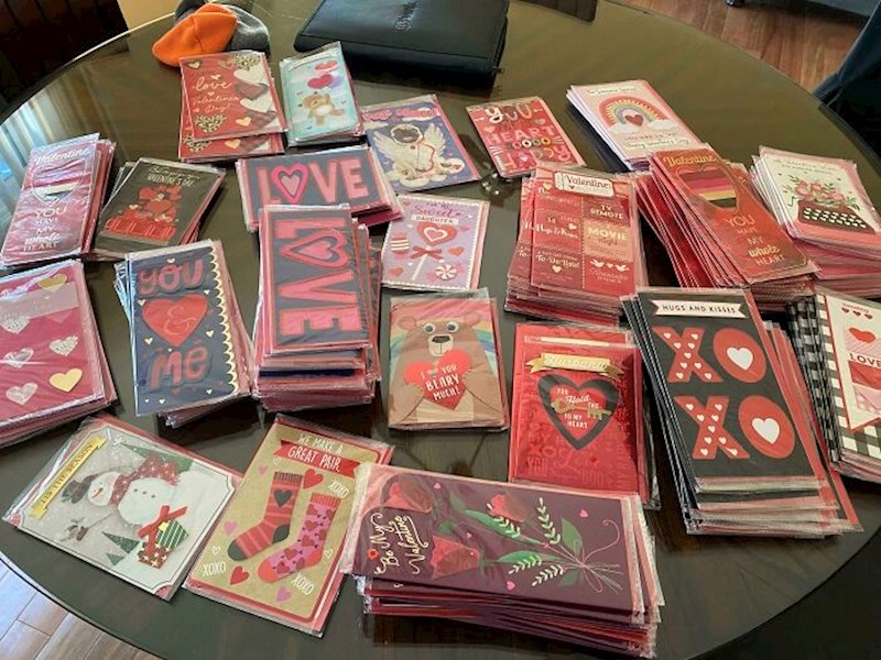 6. Jedna učiteljica je pronašla ove čestitke. Rekla je da će ih detaljno očistiti pa dati svojim učenicima za njihove obitelji