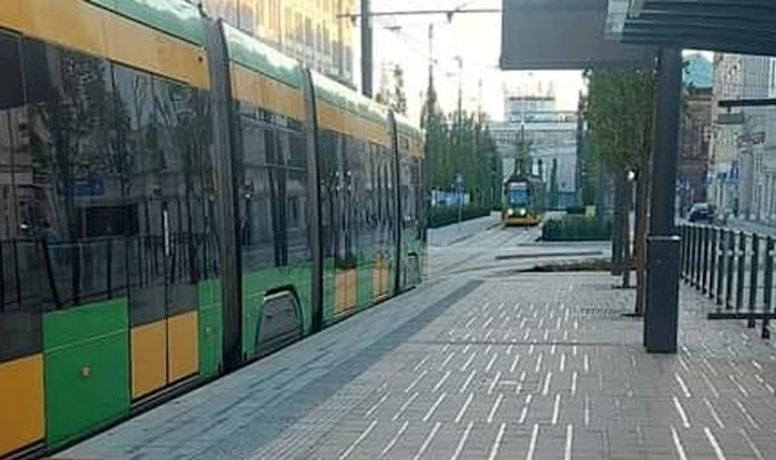 Ekipu na Fejsu oduševio prizor s tramvajske stanice u Poljskoj, pogledajte što je dočekalo putnike
