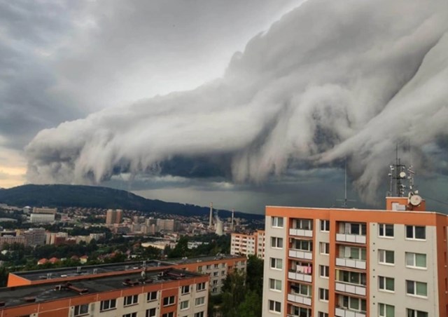 4. Olujni oblaci nad Češkom, izgledaju predivno i zastrašujuće istovremeno.