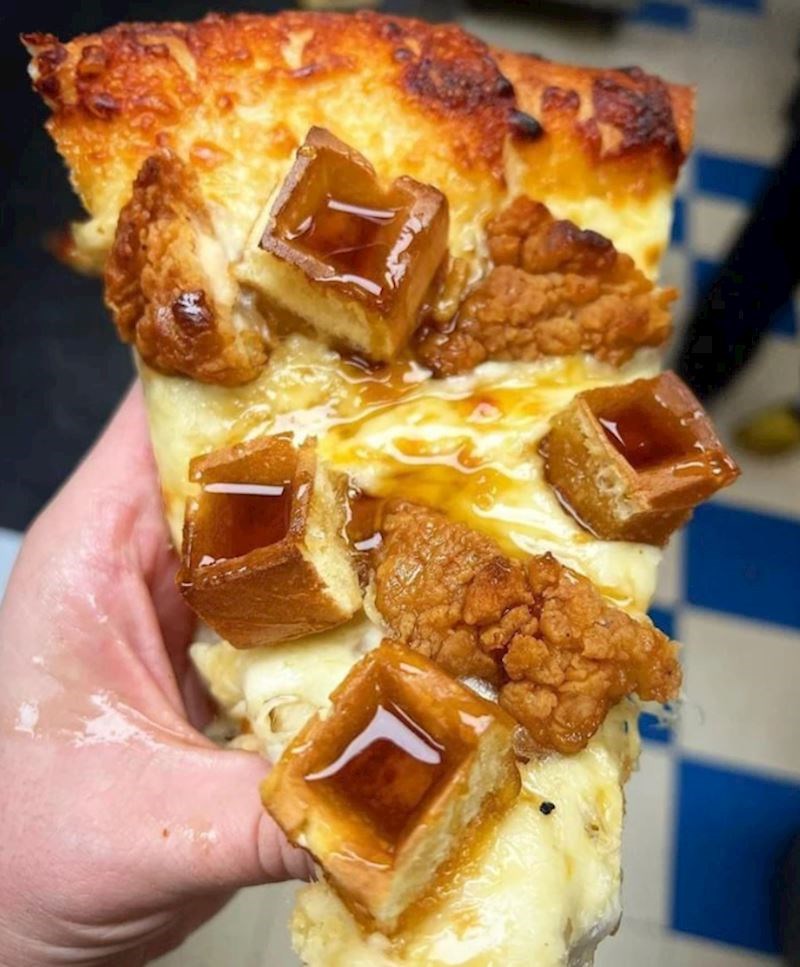 7. "Netko je napravio pizzu s vaflima i piletinom"