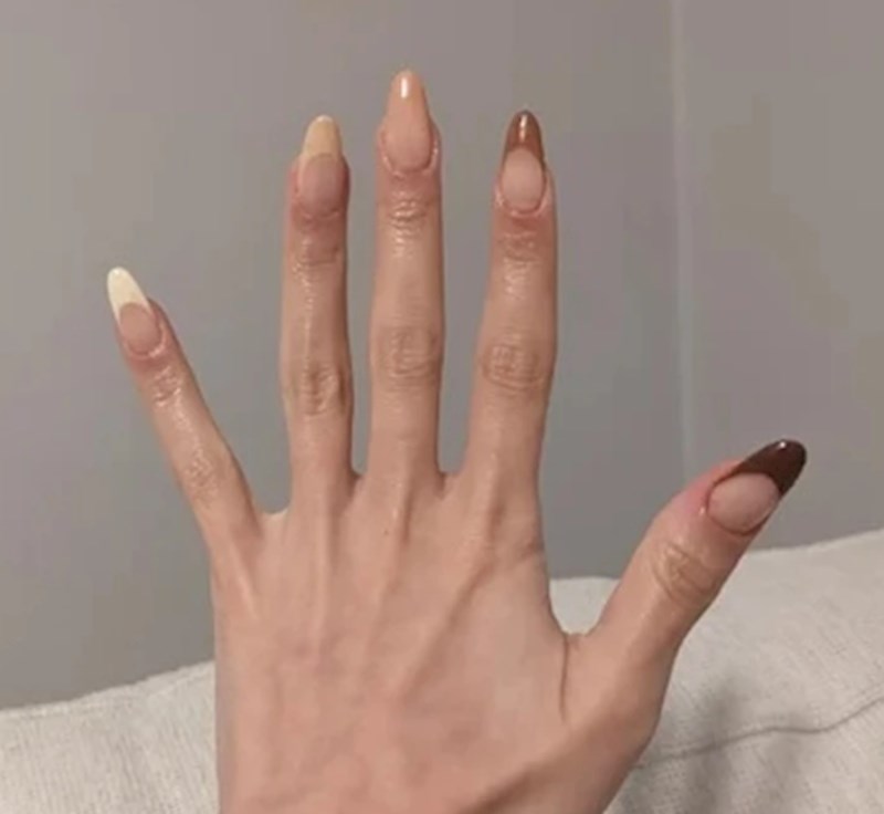 "Možete li vjerovati da mi je žena ove nokte radila punih šest sati?!"