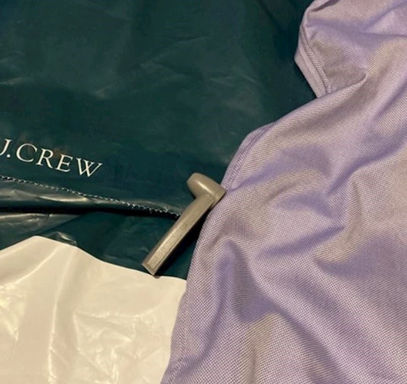 10. "Naručila sam haljinu preko interneta i poslali su mi onu koja još uvijek ima sigurnosnu oznaku..."