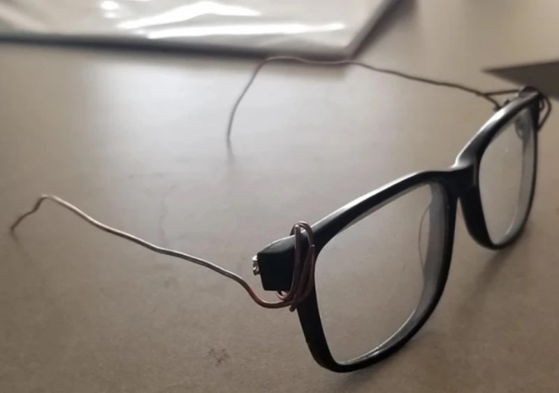 5. Nije htio kupiti nove okvire pa je improvizirao.