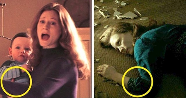 Harryjeva majka nosi drugačiju odjeću na noć svoje smrti u prvom i drugačiju u zadnjem filmu.