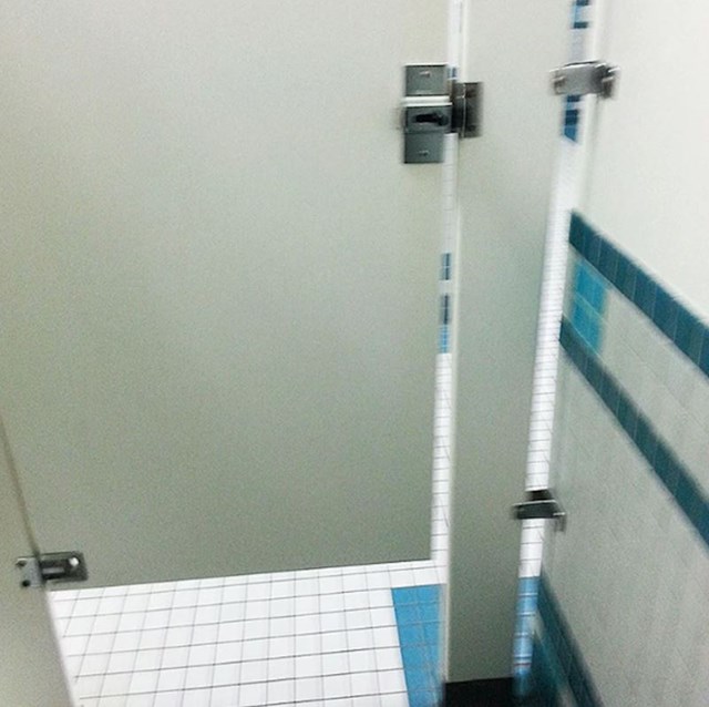 Vrata u javnim toaletima u ispod kojih se gotovo sve vidi!
