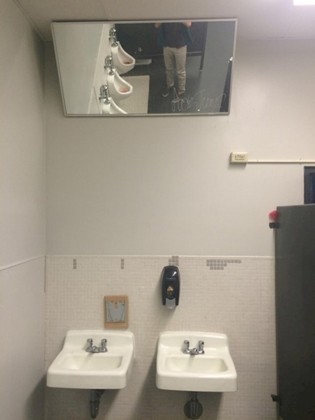 Zbog čega su mislili da bi bilo dobro ovako postaviti ogledalo u javnom WC-u?